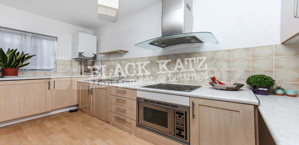 			LOCATION LOCATION LOCATION !!!, 1 Bedroom, 1 bath, 1 reception Apartment			 Middlesex Street, Petticoat Square - Liverpool Street